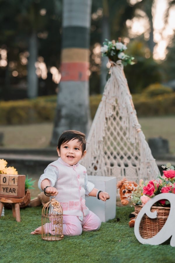 Baby photographer Bhopal cake smash first birthday celebration setup