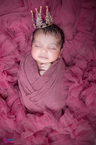 Certified newborn photographer Bhopal CS Vanshika Gupta soothing sleeping newborn baby
