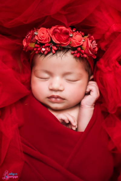 Newborn photographer Bhopal organic swaddles and handmade themes